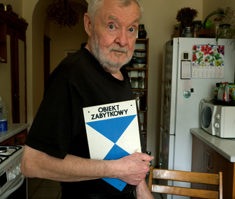 Andrzej Różycki w mieszkaniu (fot. T. Ferenc)